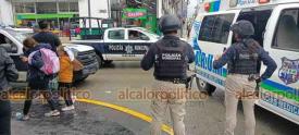 Xalapa, Ver., 16 de junio de 2025.- Cuerpos de emergencia se movilizaron a la esquina de Revolucin y Altamirano, en el Centro, luego de reportarse que a un obrero le cay material de construccin que intentaban subir a la parte alta de la papelera ?El Fnix?.