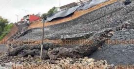 Xalapa, Ver., 17 de junio de 2025.- Muro de contencin ubicado en el bulevar Xalapa-Banderilla, por la gasolinera ?Macuiltpetl?, se vino abajo y los pedazos cayeron en uno de los carriles hacia SEFIPLAN. Circule con precaucin.