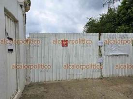 Coatzacoalcos, Ver., 19 de junio de 2025.- La llamada ?mini refinera de huachicol? se encuentra a un costado de la autopista Villahermosa-Coatzacoalcos, a escasos kilmetros del Polo de Desarrollo de Bienestar. El sitio permanece bajo resguardo.