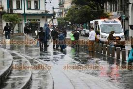 Xalapa, Ver., 19 de junio de 2025.- Paramdicos atendieron al hombre que lleva 11 das en huelga de hambre en la Plaza Lerdo por un pleito por terrenos en Coatzacoalcos. Fue valorado y no requiri traslado a hospital.