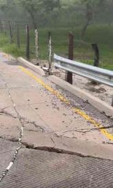 Alto Lucero, Ver., 19 de junio de 2025.- Lector reporta un socavn en la carretera carretera Plan de las Hayas-Alto Lucero. Expone que lleva tiempo y con las lluvias se est haciendo ms grande y las autoridades municipales hacen caso omiso.